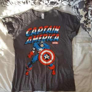 Captain America tröja från Emporia. Står XL men är mer som en M/40. Priset är exklusive frakt. Har swish.