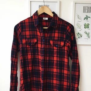  - Damskjorta i 100% bomull från Cubus. I klassisk röd och mörkblå.