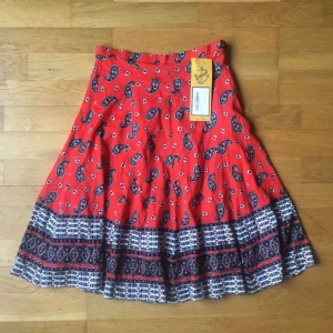  - Stretchig kjol från Beyond Retro. Aldrig använd! Pga mycket stretch kan den nog passa xs-m. Lappen kvar!