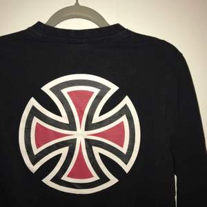 Independent long sleeve t-shirt. Riktigt snygg och matchar till allt, därav välanvänd och nersänkt pris.  (Inkl. frakt) 