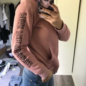  - Säljer min Peak Performance kofta då den inte kommit till användning. Storlek 150 men passar mig som har xs. 