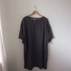  - Loosefit klänning i fint tyg från Weekday. Knappt använd.
