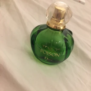  - Över hälften av min Tendre Poison från Dior är kvar. Och ni som känner till den och gillar den vet att den inte tillverkas längre. Köpt på Köpenhamns flygplats några år sen för ca 500kr om jag minns rätt.  Beskrivning: Doftnoter är av mandarin, vanilj och sandelträ, blandat med färska blommor. Rekommenderas som dagdoft.
