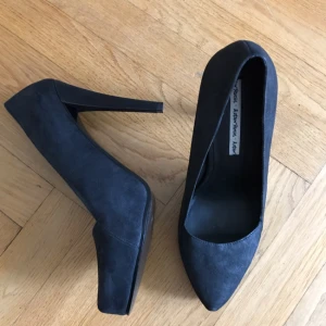  - Svart/mörkgrå pumps ifrån Other Stories. Sparsamt använda. Jag betalar frakt och har swish