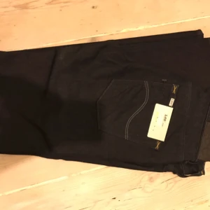  - Helt nya Lee jeans. Säljes då jag köpt fel storlek. Kan fraktas (frakt 45 kr)