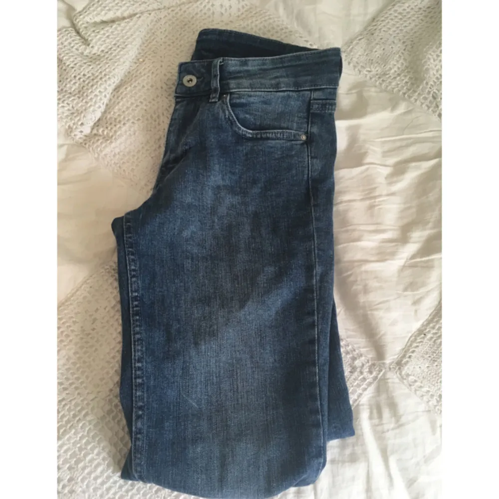 Tighta jeans från H&M Divided med låg-normal midja. Jättebekväma och sitter även perfekt tight vid anklarna. Helt oanvända med lappen kvar pga lite för små. Strl 34. Frakt 63 kr! . Jeans & Byxor.
