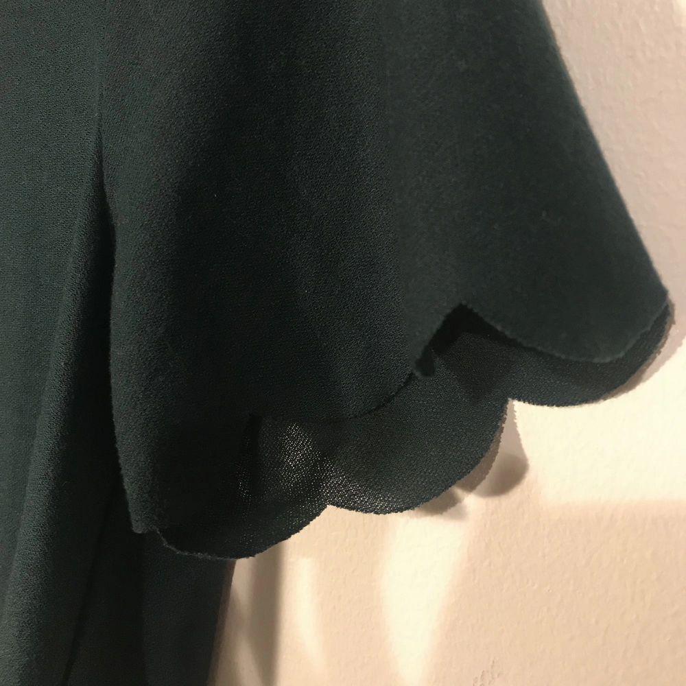 Dark green scalloped blouse from TopShop. Blusar.