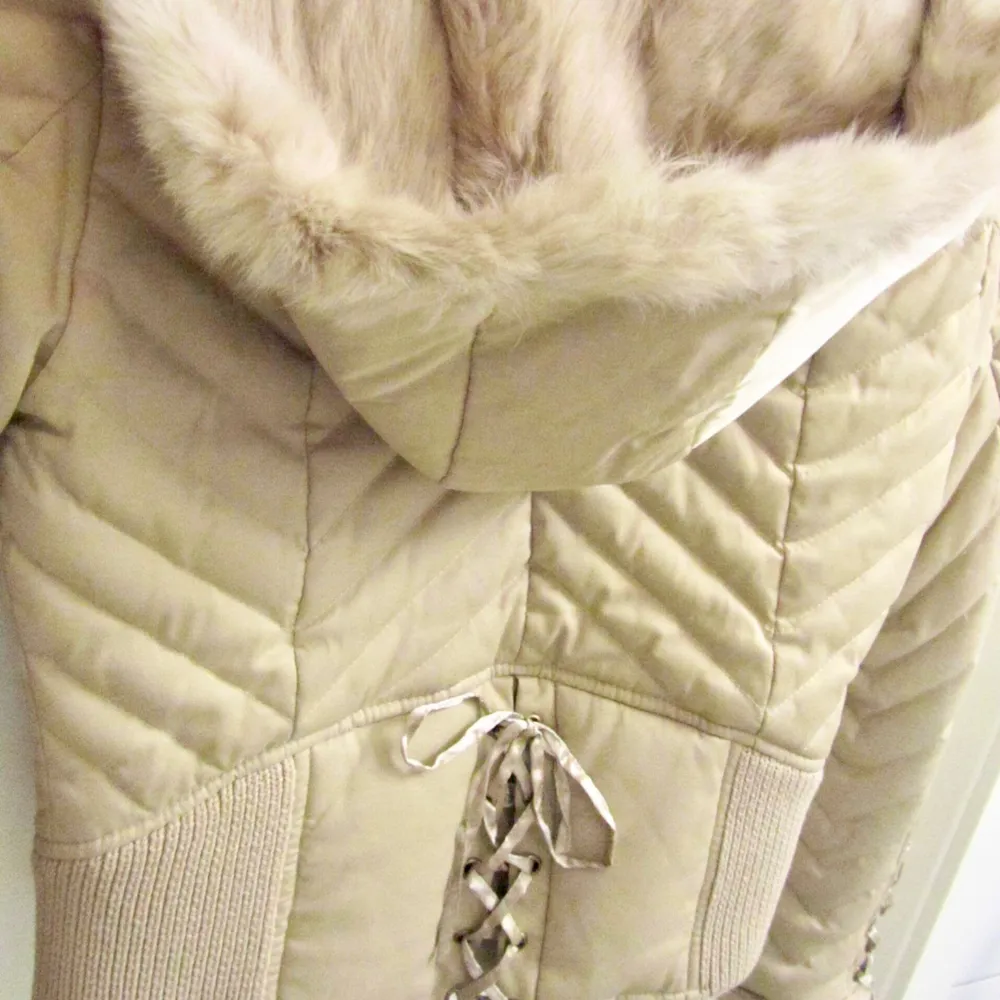 Warm Hooded Jacket  New w|o tag Color: Cream Beige . Jackor.