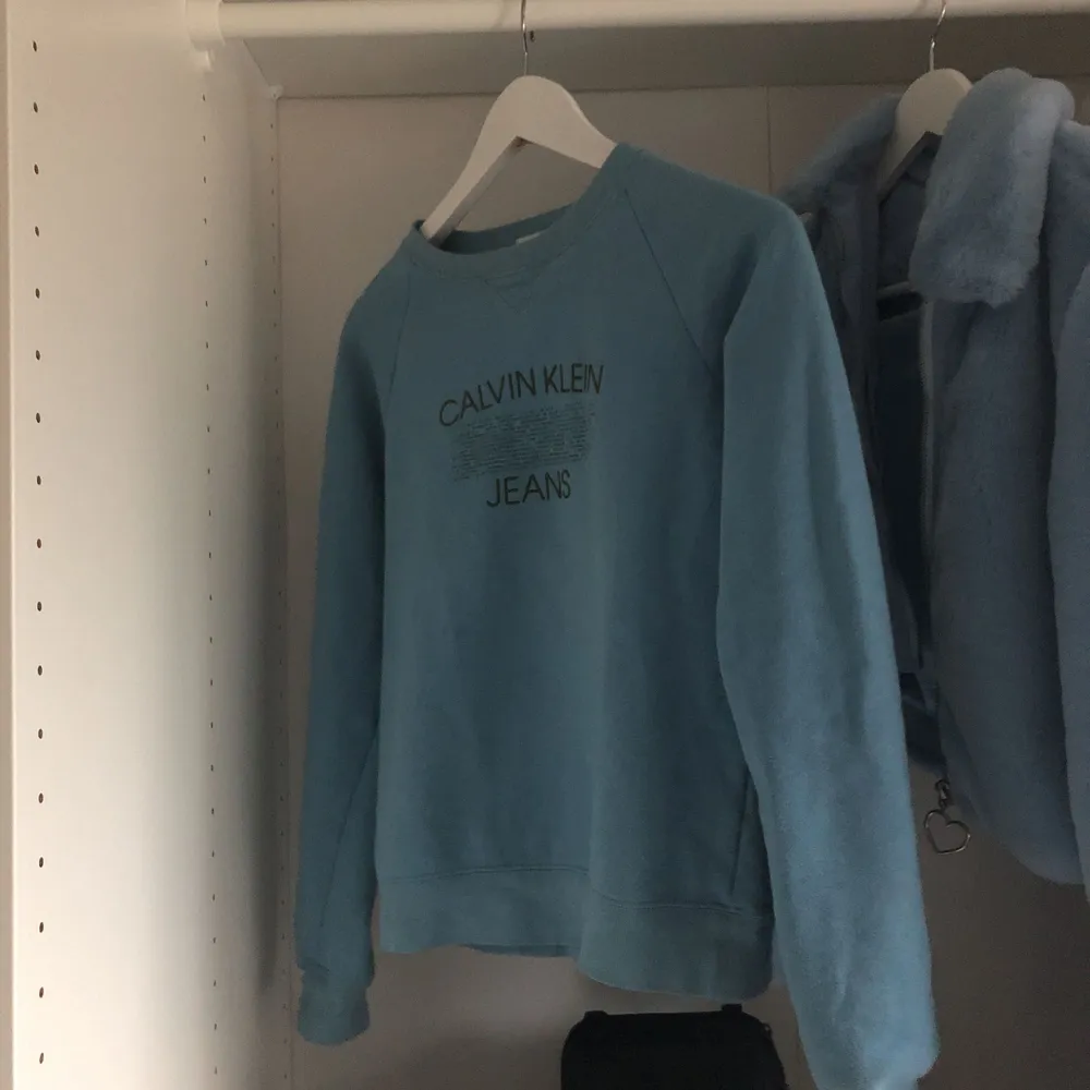 Vintage Calvin Klein sweatshirt köpt i London. Köparen står för frakt. Hoodies.