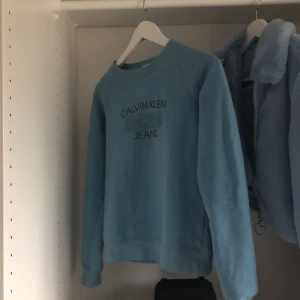  - Vintage Calvin Klein sweatshirt köpt i London. Köparen står för frakt