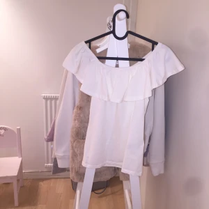  - Tröja , sitter figursydd , volang 