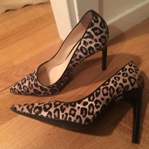  - Stilettklackar från rizzo i kohud använda 1 gång ord pris 1990. Säljes för 300. Superfina till nyår! Kan skicka 