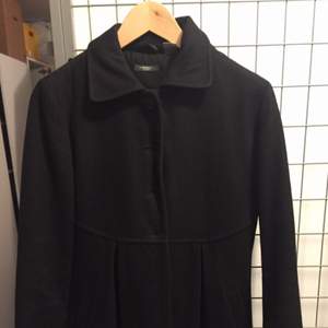 Tjusig svart höstkappa i ull ( 60 % ull och 40% polyester). Använd men i bra skick! 