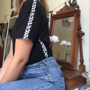  - Skitsnygg t-shirt med mönstrade revär, min design och du kommer var den enda i världen med denna på dig!! Som en t-shortsen men bättre liksom :))