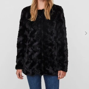  - Oanvänd "päls"jacka från Veromoda. Lapparna finns kvar på jackan!