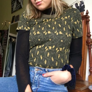  - Snyggt kamouflagemönstad t-shirt från Weekday! Asbra skick också, kap!! 