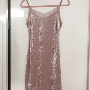  - En tajt klänning med spets detaljer perfekt för nyår och andra festliga aktiviteter, köpt på bikbok förra året men på grund av fel storlek har jag knappt använt den, frakt tillkommer 