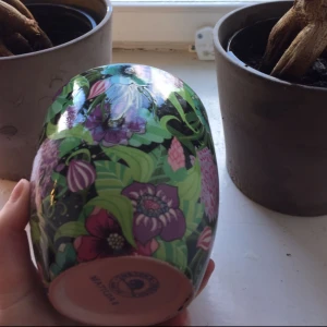  - Stor härlig kopp från indiska "Matilda E" färger: svart, lila, grönt och rosa 