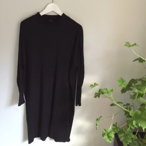  - Superfin ribbad klänning med lite polokrage, från Monki. Fint skick! Endast använd ett fåtal gånger.   Hämtas i Karlskrona // Frakt betalas av köparen  ✨ Priset kan eventuellt diskuteras ✨