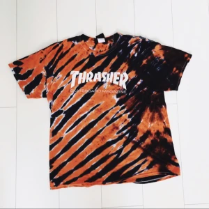  - 🔥Ballaste t-shirten från Thrasher🔥 köpt av en annan här på plick men jag har aldrig använt den. Supersnygg är den men den har bara blivit liggande så den förtjänar ett bättre hem. Köpare står för eventuell frakt