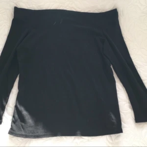  - Off shoulder basic top