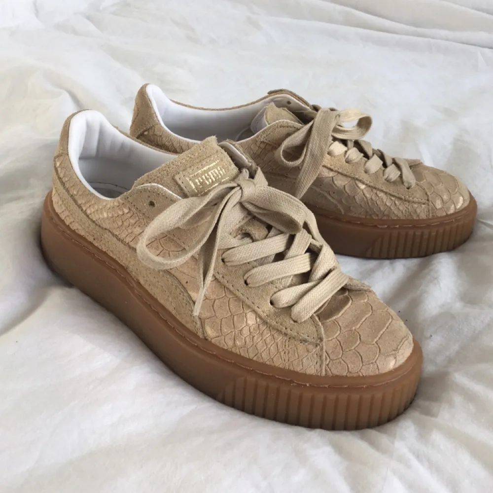 Puma platforms i snakeskin-imitation. Beiga med inslag av guld. Använda cirka 5 gånger. Köpta på sneakers n stuff för drygt 1000 kr. . Skor.