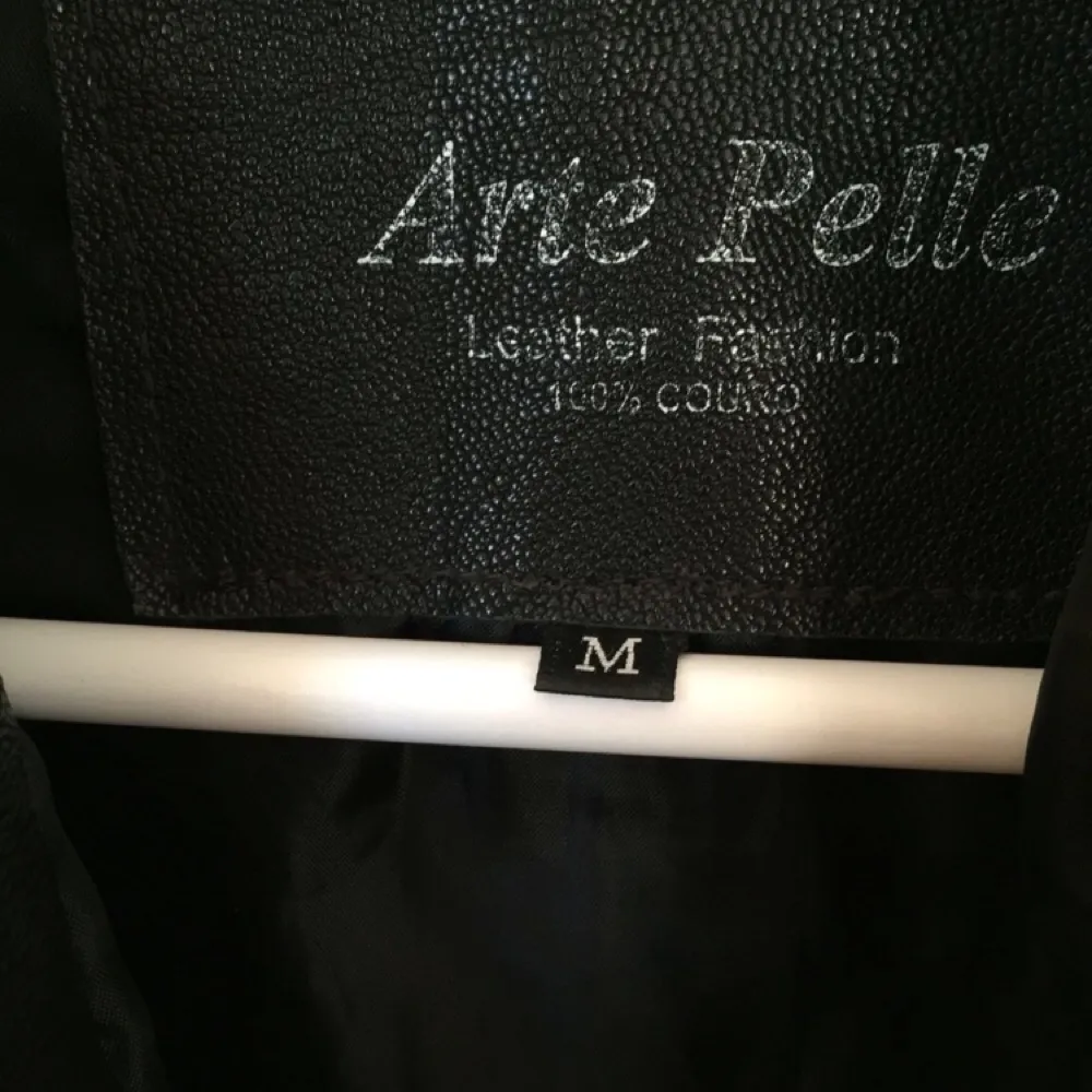 Äkta läderjacka från det italienska märket Arte Pelle, i skick som ny, endast använd ett fåtal gånger. Bekväm och stylish!. Jackor.