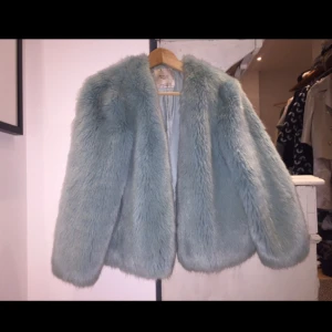  - Jättefin fluffig stor snygg fuskpäls 