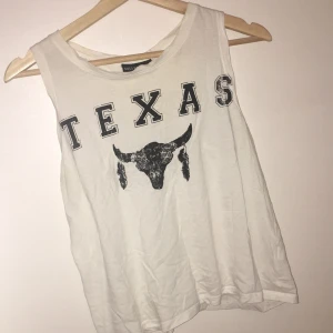  - Storlek L men passar S och M beroende på hur tight man vill att den ska sitta. Annars från sally & circle. trycket texas med snörade band där bak för detalj 💕