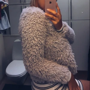  - Lurvig kofta som knappt är använd!! Använder swish, frakt står du för själv💓💓💋💋❣️❣️