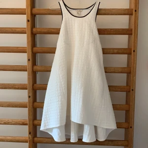 H&M Trend, cool kort klänning med volym! - Superfint skick, använd en gång endast. Strl 36 men passar 38-40 också beroende på hur man vill att den ska sitta. Skapar härlig volym baktill! 