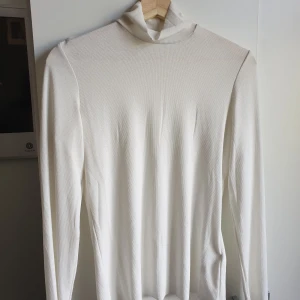 Polotröja från Monki  - Tajt polotröja från Monki i storlek medium.