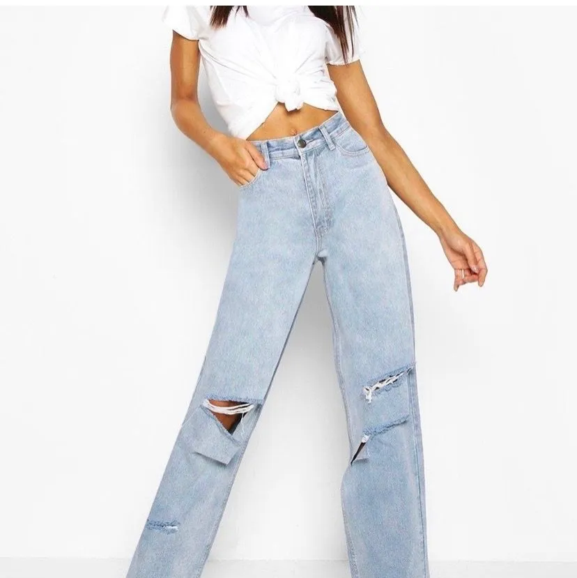 Superfina slutsålda och jätteeftertraktade boohoo jeans med hål. Jeansen är i en tall modell men fungerar trots att man är kortare då det funkar bra att vika upp de, alternativt enkelt att sy upp. Nypris låg  runt 500 & de är nästan oanvända. . Jeans & Byxor.