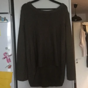 Grön tröja stl s/m  - Militärgrön tröja med dragkedja i ryggen. Kortare framtill. 