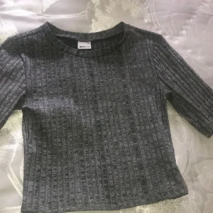 Topp - En snygg överdel från Ginatricot. Använd men i bra skick. Frakt tillkommer. 