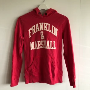 Röd Franklin & Marshall hoodie - Säljer min fina hoodie pga att den tyvärr har blivit förlusten, storlek S men sitter mer som en XS. Buda!