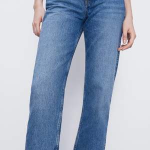ZARA jeans i modellen Straight, strl 34. Nypris 359:-