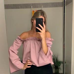 Off shoulder topp - Fin off shoulder top ifrån Nelly. Frakt tillkommer