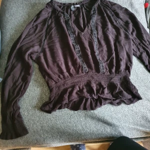 Svart Topp  -   vet inte vfr färger blir så konsti på bilden men den är svart, väldig tunn och bekväm perfekt för sommaren.