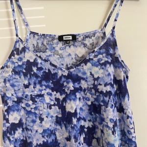 Topp - Somrig topp! Använd endast en gång och passar perfekt nu på sommaren. Är i strl XS men kan nog oxå passa S😇 frakt tillkommer💓
