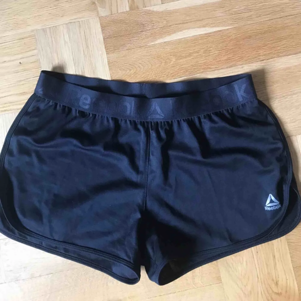 Riktigt snygga shorts från Reebok 🖤 Köpta på Reebok affär i Las vegas för 199kr men var tyvärr lite för små, endast använda 2 ggr🥰 Ställ gärna frågor✨. Shorts.