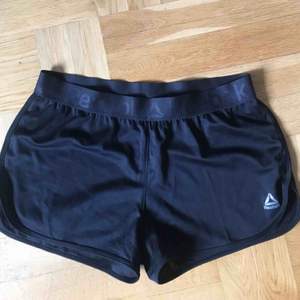 Riktigt snygga shorts från Reebok 🖤 Köpta på Reebok affär i Las vegas för 199kr men var tyvärr lite för små, endast använda 2 ggr🥰 Ställ gärna frågor✨