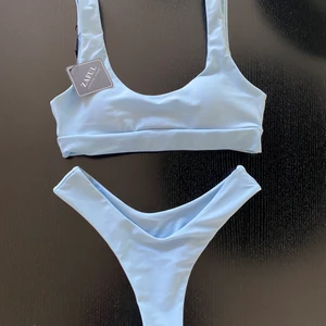 Trendig bikini  - Helt oanvänd ljusblå (se andra bilden) bikini som endast är testad någon enstaka gång! Prislapp kvar! Skriv för fler bilder eller frågor 🌼 Bud 250kr 