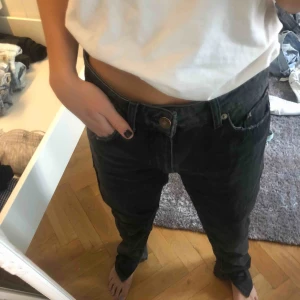  - Säljer dessa as snygga slutsålda jeans från zara! Superfint skick. Säljer pågrund av att det är lite lite stora för mig som i vanliga fall brukar ha 32 i jeans! Passar folk som har 34/36 om dom ska sitta lite tajtare! 
