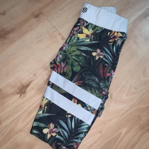 Stronger tights - En liten söm har gått nera vid vänsta vaden men inget man tänker på! Frakt 33 kr💞