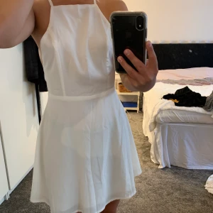 Vit klänning - Jättesöt vit klänning som tyvärr aldrig kommit till användning! Storlek M men passar S också!🌸💗