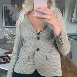 Snygg kavaj NAKD - SUPERSNYGG kavaj som är lite figursydd men för liten för mig tyvärr 😭 storlek 36/S! + 59kr för frakt!