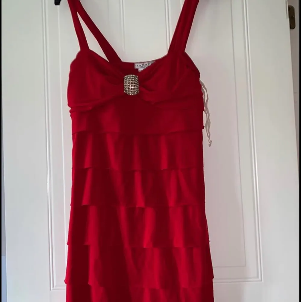 Säljer en röd festklänning/cocktailklänning i storlek 38-40 (M-L). . Klänningar.