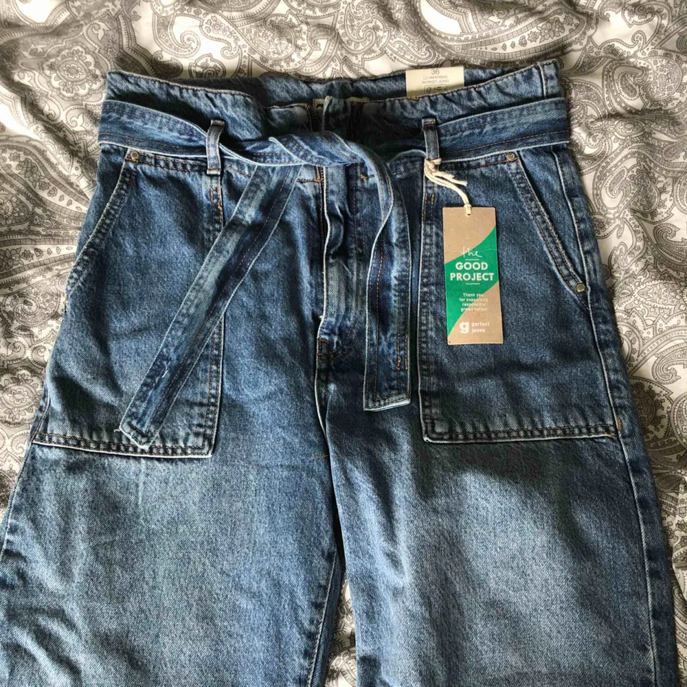 Säljer dessa jeansen från ginatricot med ett skärp till så man kan knyta en liten rosett i midjan. Jeansen är som mom jeans och dom är super fina! Tyvärr för små för mig. Jeans & Byxor.