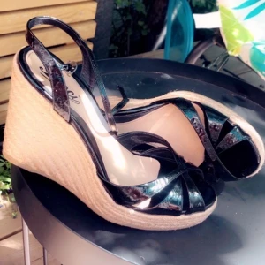 Gucci kilklack 39 - Äkta - G U C C I  Svart högblankt skinn. Instansad logo.  Stl39. Jag är 39-40 och de passar bra. Ca 10cm klack.  Använda några få ggr bara.  Nypris 6000kr mitt pris 2 000kr.  Finns i sumpan 